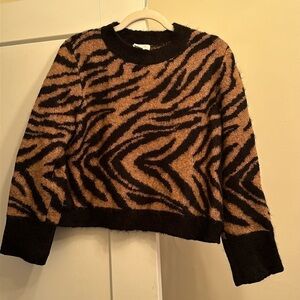 Printed crew neck sweater! Great condition!